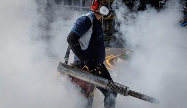 Phun thuốc phòng chống dịch bệnh ở Singapore. (Nguồn: Getty Images)