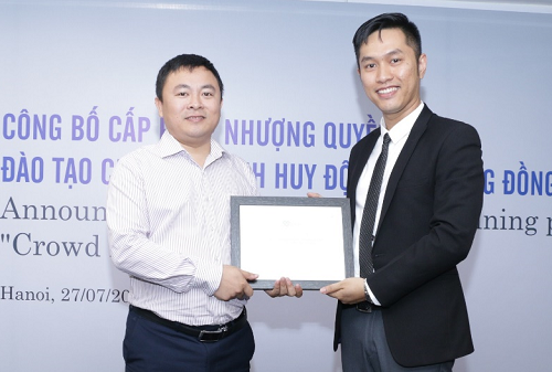 Ông Trung và CFM Investment cấp phép nhượng quyền đào tạo chương trình gọi vốn cộng đồng CFM cho ông Nguyễn Trọng Giang - một trong những học viên cũ của chương trình